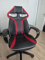 Schwarz-roter Gaming-Stuhl mit gepolsterten Armlehnen