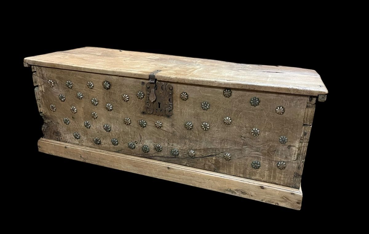 Cassapanche: Uralte Nussbaum-Truhe aus dem Wallis – Usato da Ottikon venduto da san_w99n