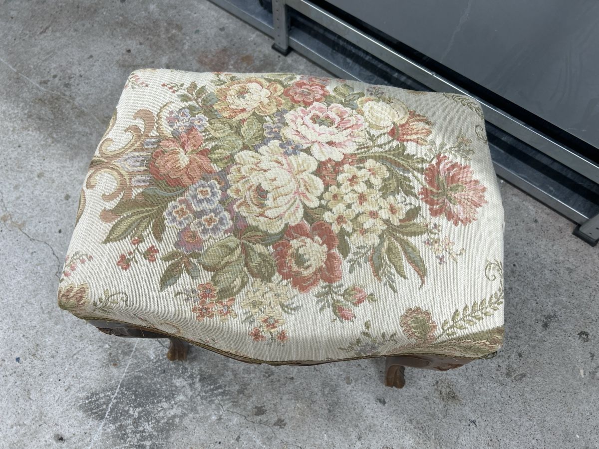 Sgabelli: Hocker Blumenmuster Louis XV Stil gebraucht – Usato da Hinwil venduto da Sizu0 1
