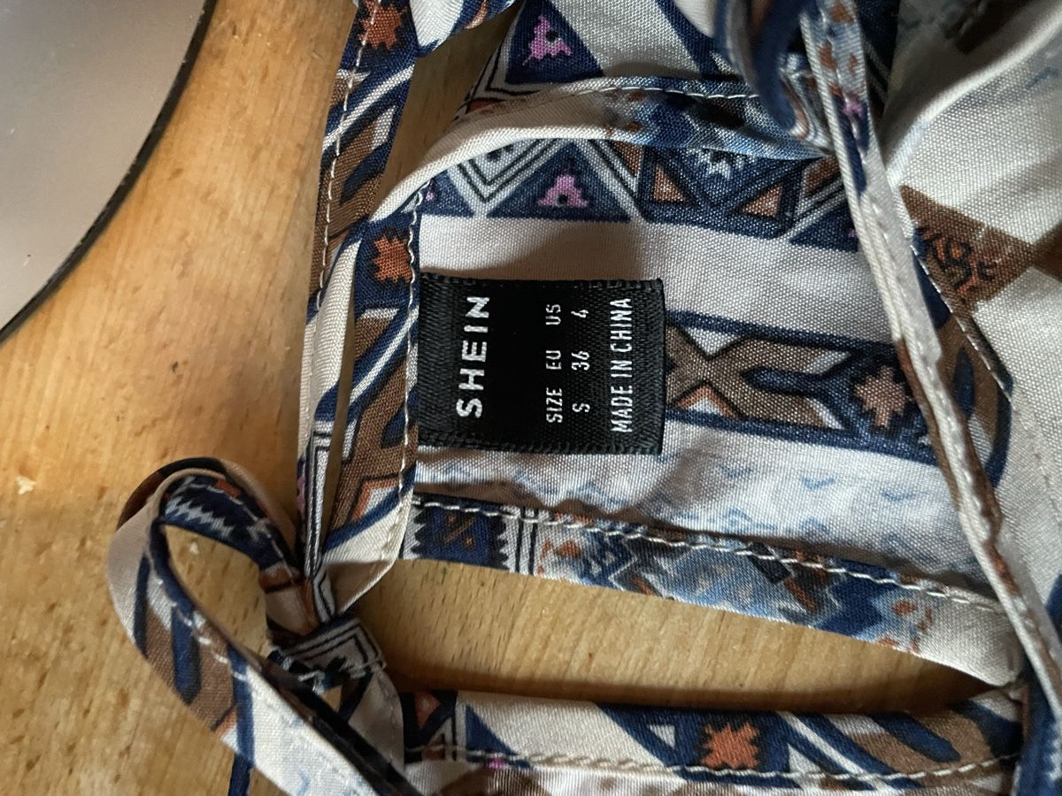 Kleider: Kleid mit Muster Grösse S neuwertig – Gebraucht aus Wattwil von Weinachtsmann 1