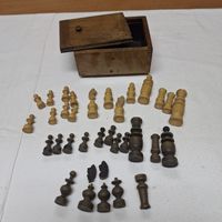Alte Schachfiguren aus Holz in Holzschatulle