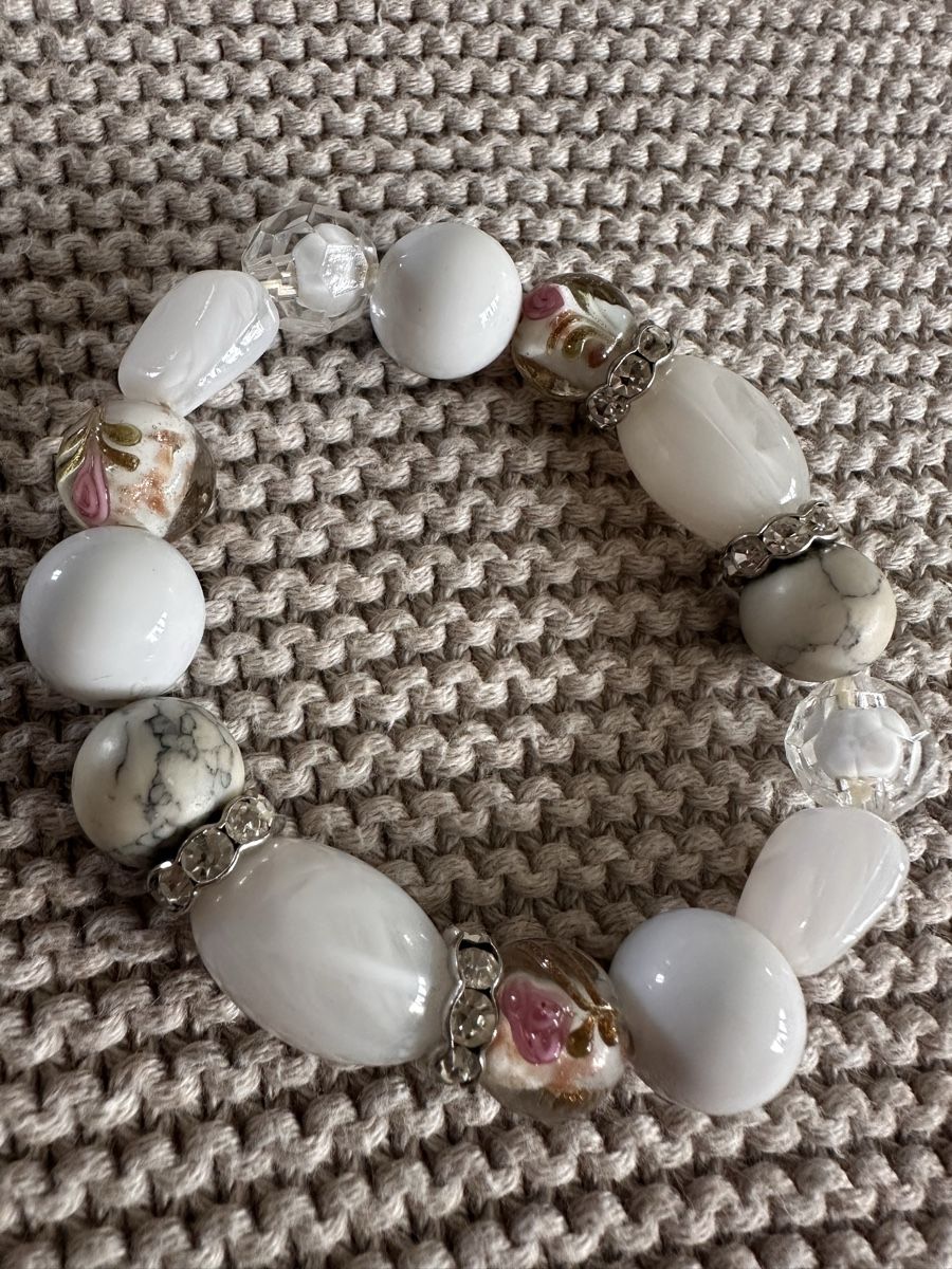 Bracciali & Braccialetti: Chunky White Boho Bracelet Crystal Accents Summer Accessory – Usato da Zürich venduto da car_68nt 2
