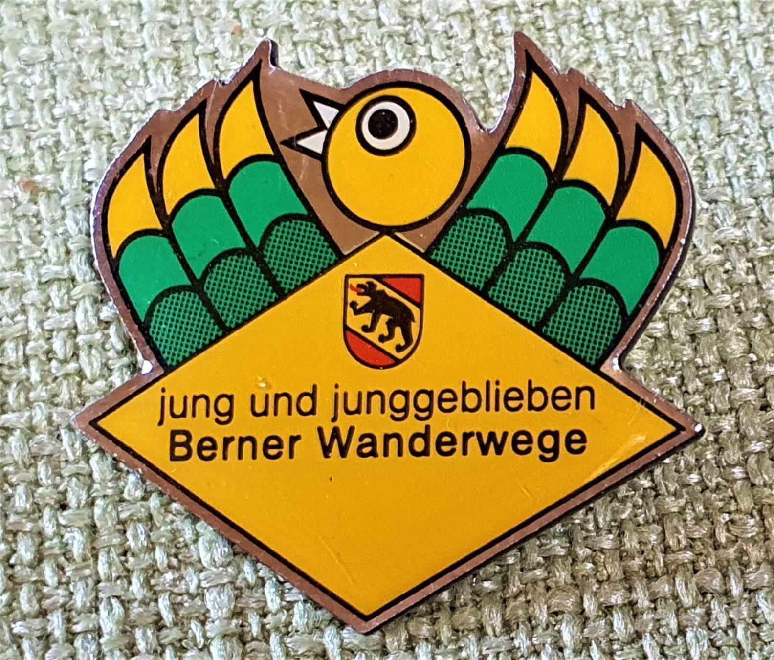 Plaketten & Abzeichen: J838 - Pin Berner Wanderwege jung & geb. – Gebraucht aus Reinach BL von Boston-Verkauf