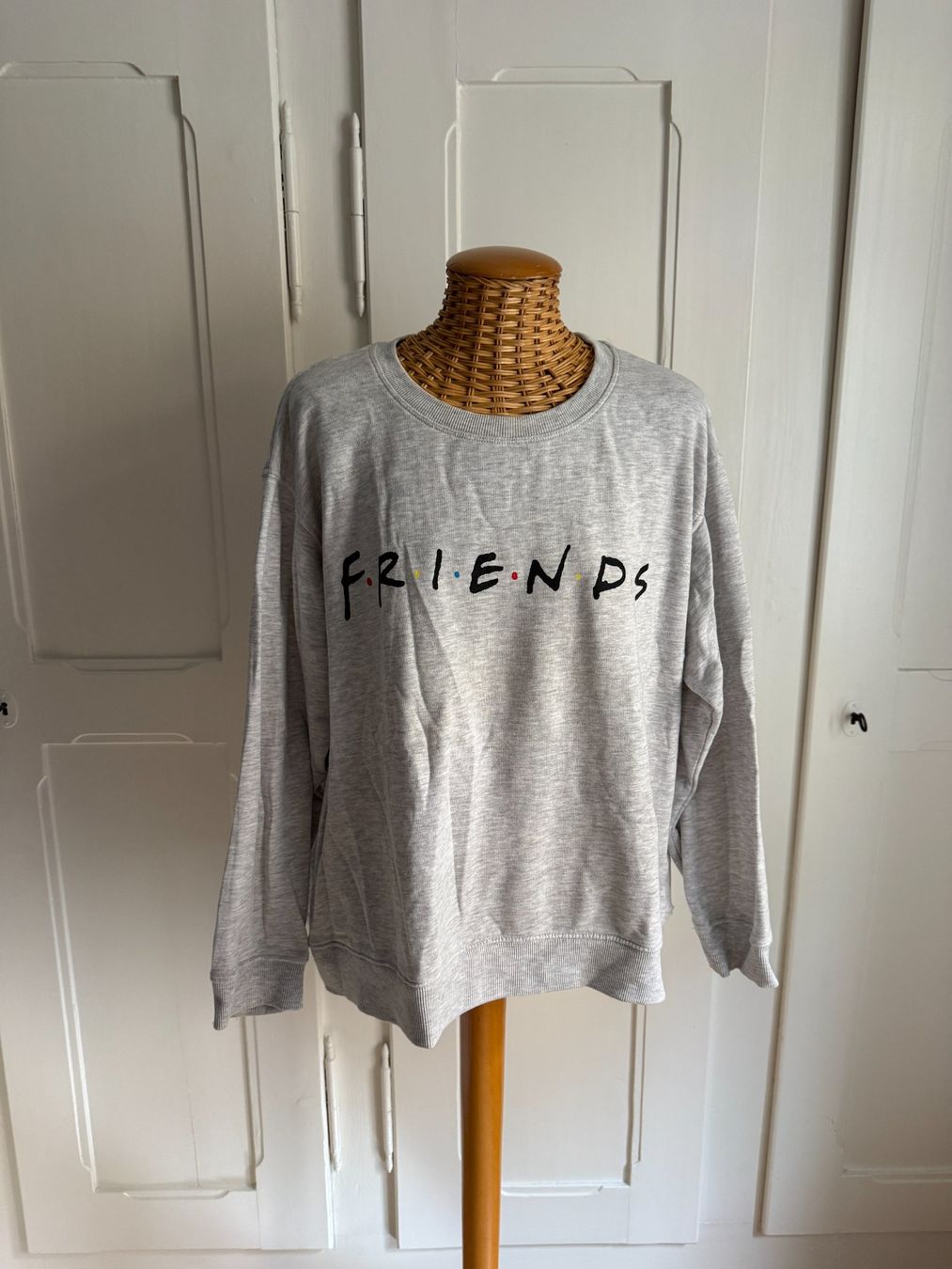 H&M Maglioni & Felpe: Friends Sweatshirt hellgrau meliert XL – Usato da Zürich venduto da Diazaio