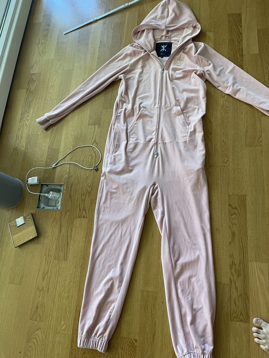 Tute: Kuscheliger Jumpsuit, Velours, Rosé Gr. S – Nuovo (secondo la descrizione) da Rüschlikon venduto da leo_mwz2