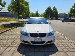 BMW 318i Limousine grau metallic 136063 km"}