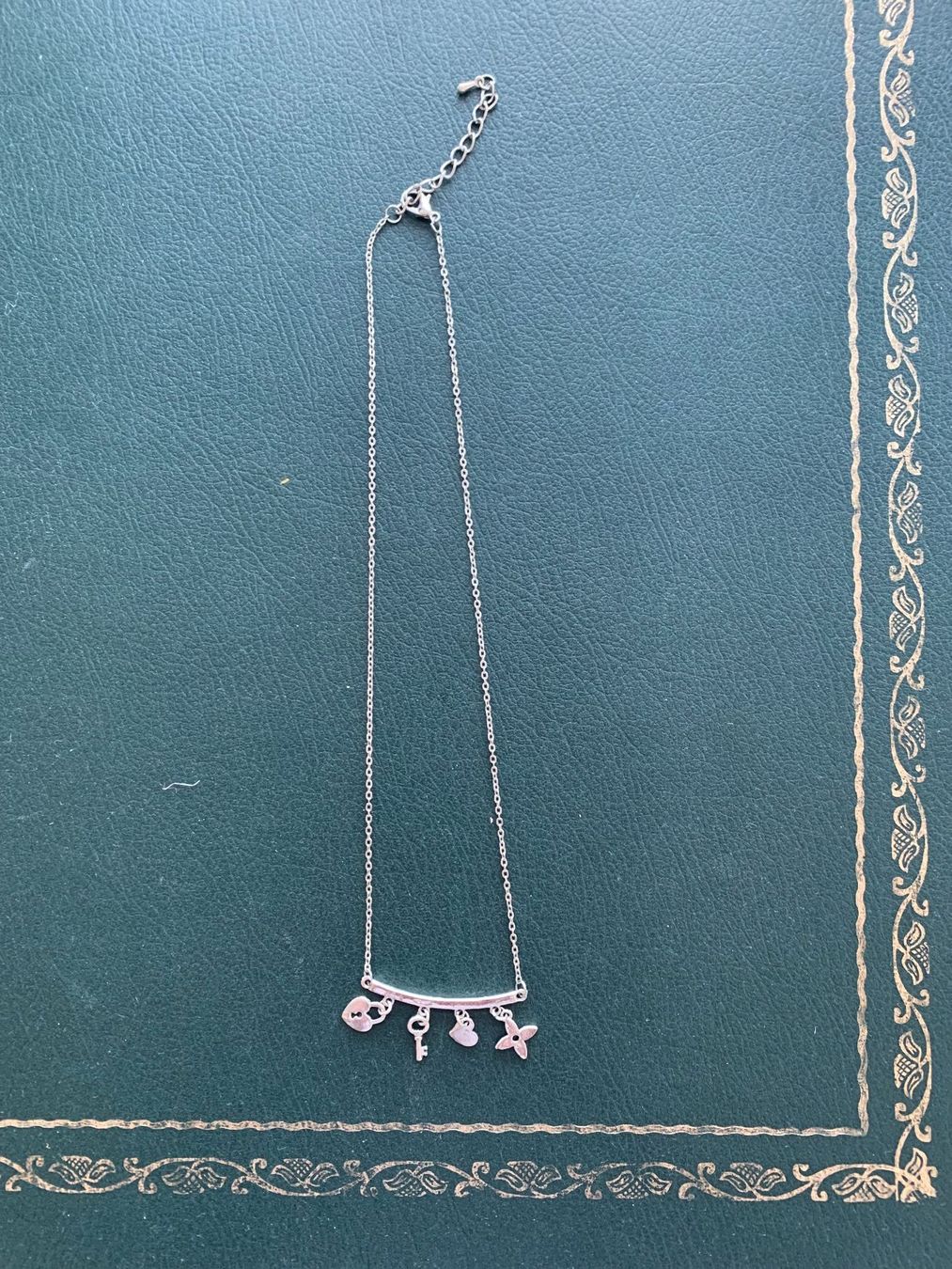 Ketten: Verspielte Silberkette / Collier mit Charms – Gebraucht aus Horgen von mag_scv9