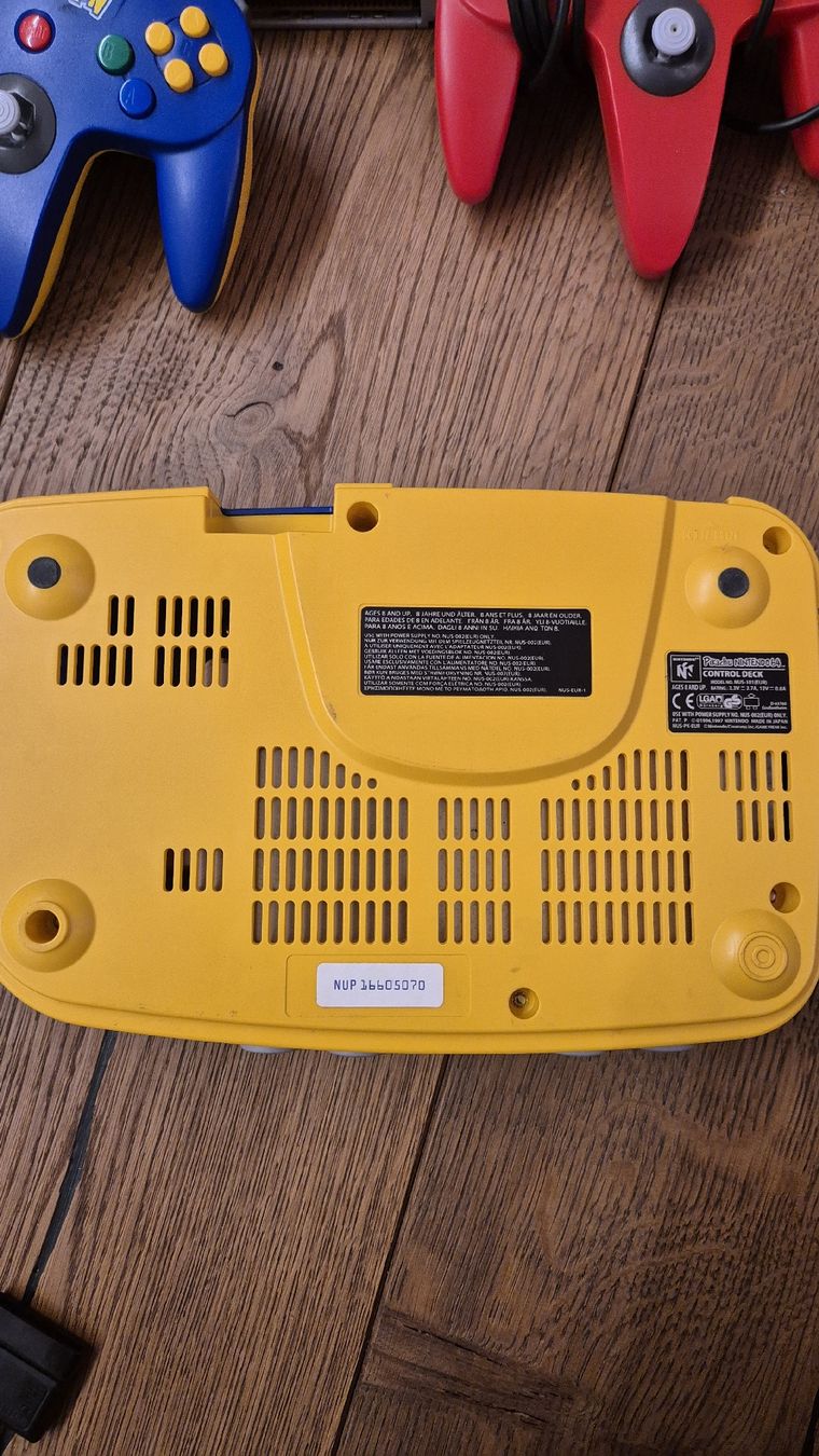 Nintendo Konsolen: Nintendo 64 Pikachu Edition Konsole mit Spielen & Controller – Gebraucht aus Busswil TG von one123 4