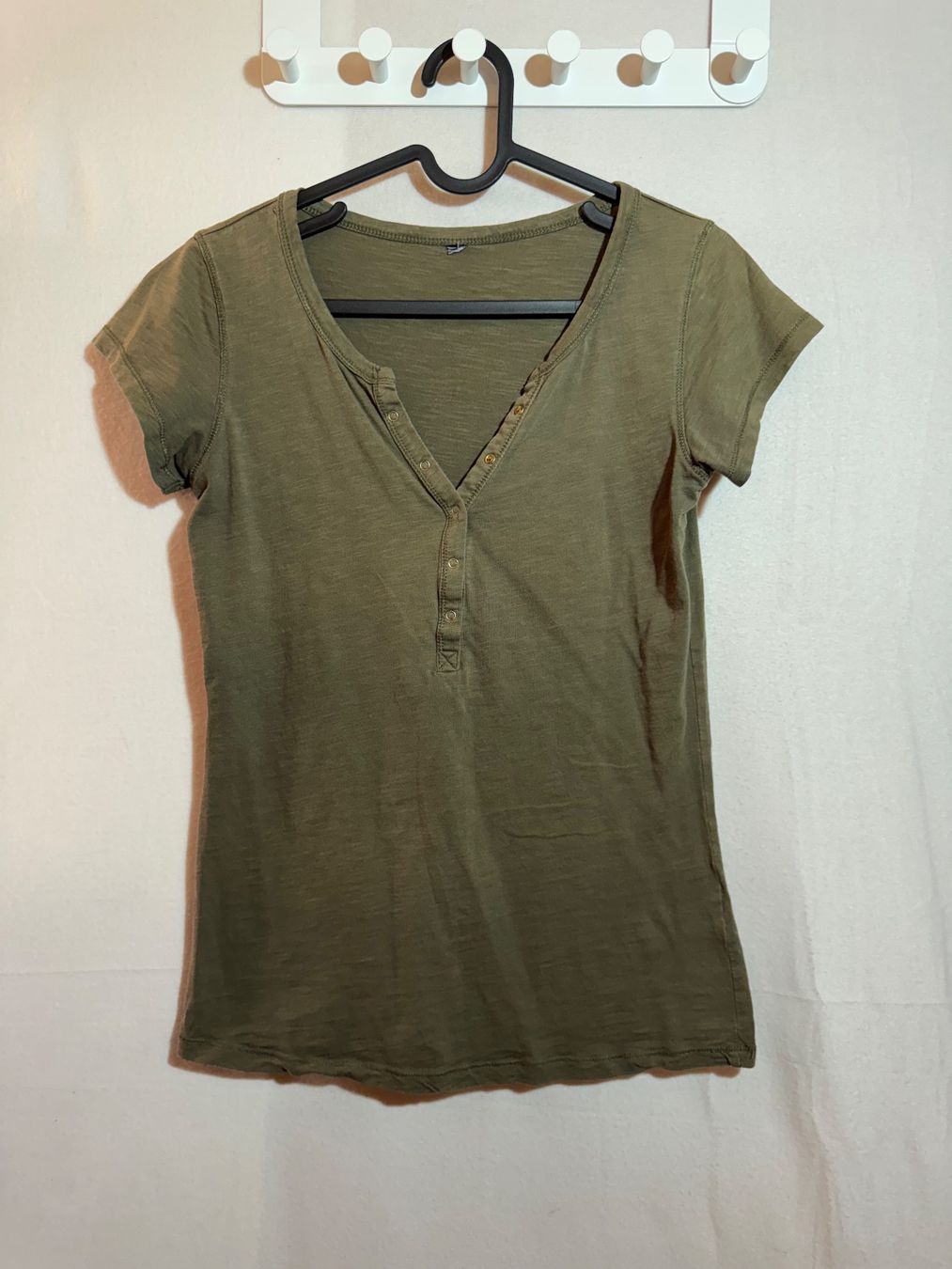 Tops: Grünes Basic mit Druckknöpfen ca. Gr. M – Gebraucht aus Grosswangen von second_hand_dress