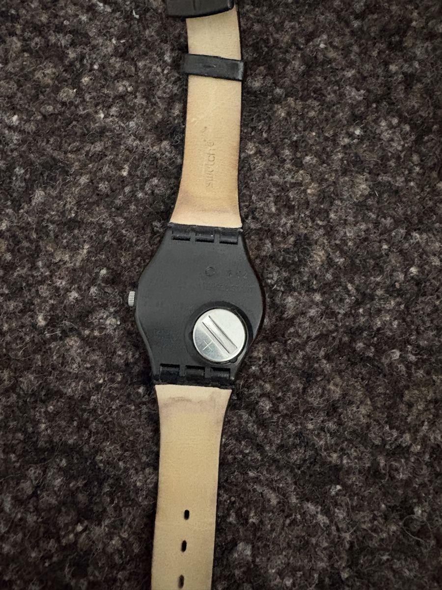 Swatch Orologi: Swatch Uhr, Special "Love" Edition, schwarz – Usato da Oetwil am See venduto da hatsch101 1