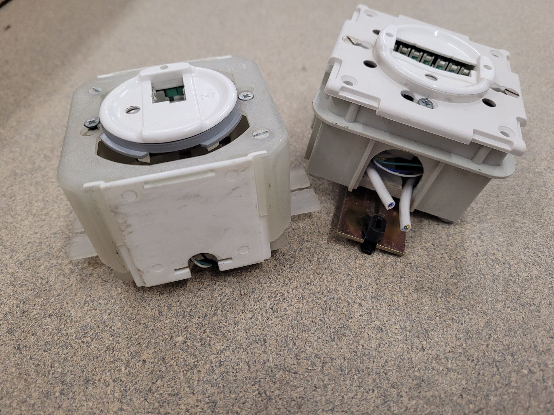 Stecker: 3 Stück Telefonsteckdosen TT83, div. Modelle – Gebraucht aus Vitznau von Night-Fire 4