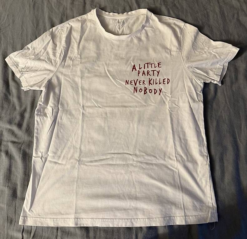 T-Shirts: Weisses T-Shirt mit Schrift  – Gebraucht aus Wädenswil von dom_pz5d