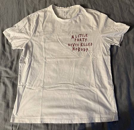 Weisses T-Shirt mit Schrift 