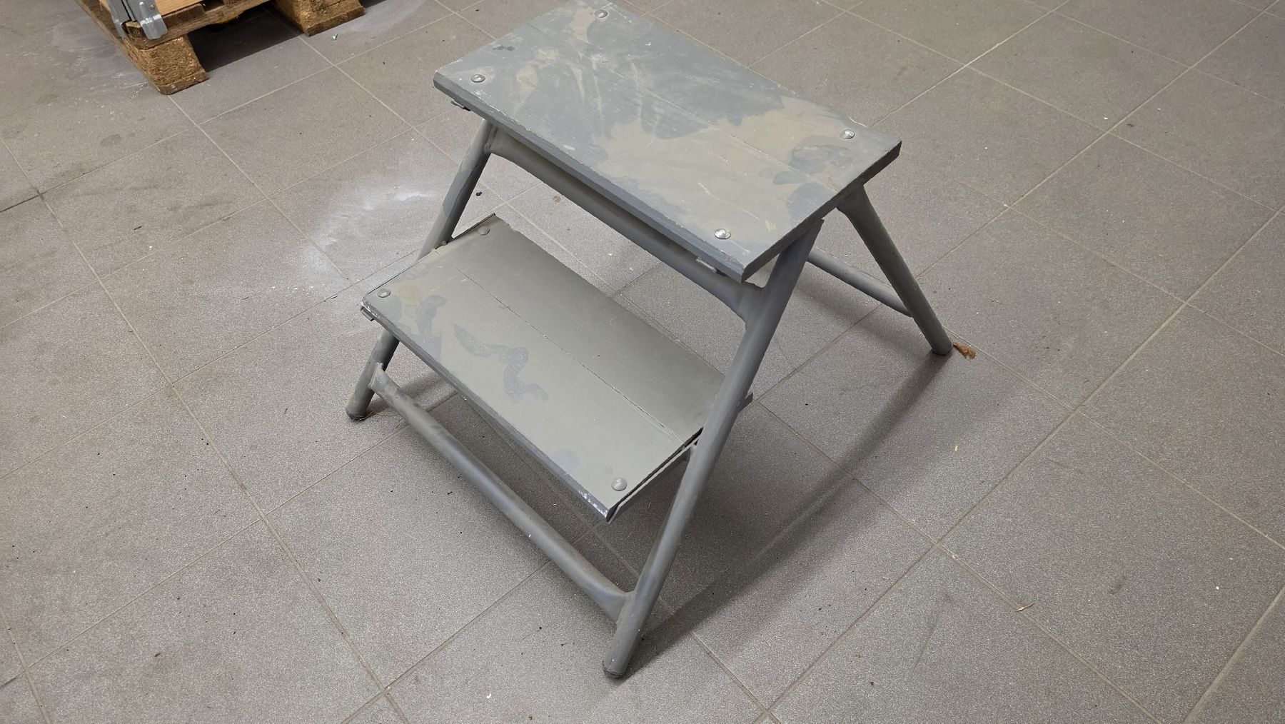 Scale: Kleine robuste Trittstufe / Hocker aus Metall – Usato da Horn venduto da Bs1