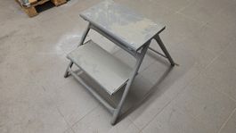 Kleine robuste Trittstufe / Hocker aus Metall