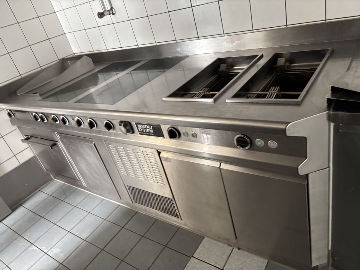 Komplettküchen: 4 Induktionsplatten, Grill und Doppelfriteuse Menü System – Gebraucht aus Dietikon von dia_y8y5 9