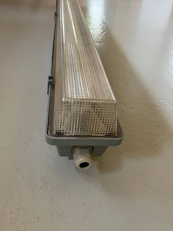 Lampade: FL Leuchte 1x36Watt – Usato da Mont Tramelan venduto da Oktober1958