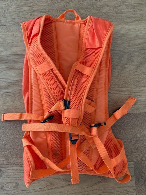 Zaini: orangefarbener Trinkrucksack – Usato da Wilen (Sarnen) venduto da Corado 1