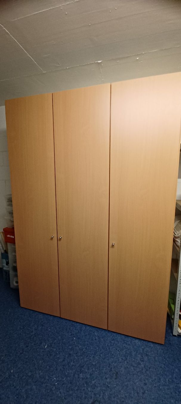 Armadi: Schrank H 220, B 150, T 60 cm – Usato da Hochdorf venduto da PHS