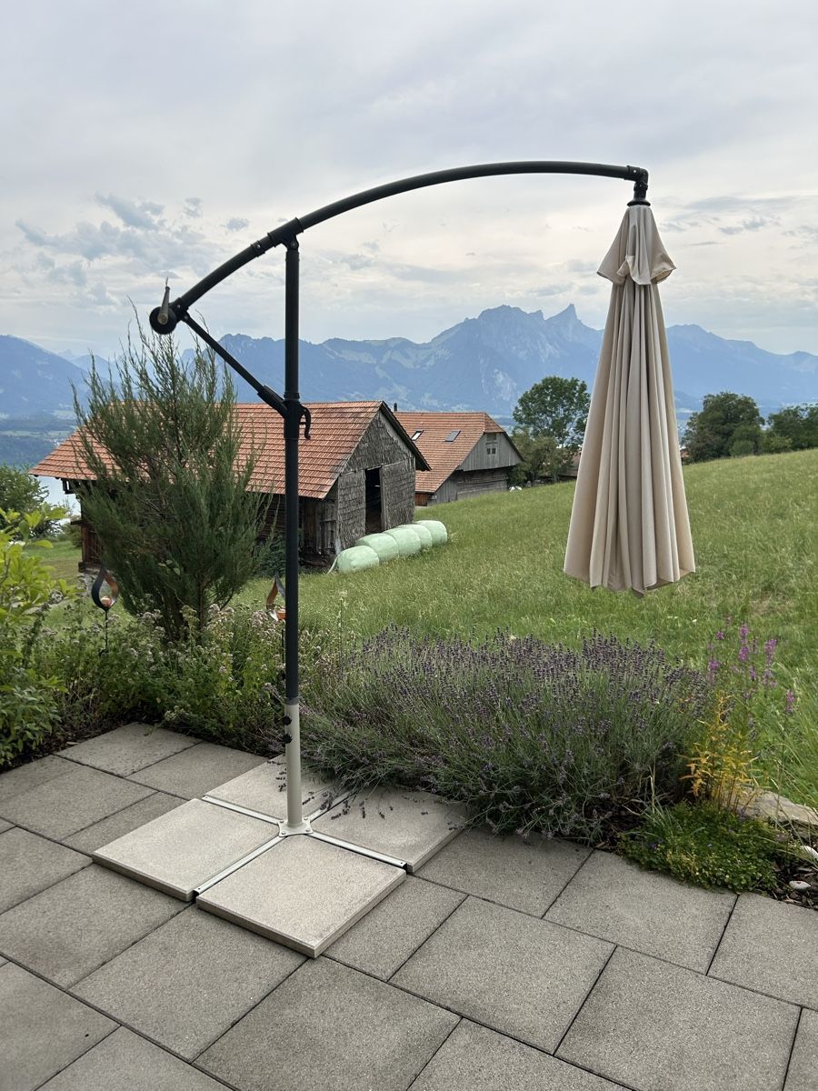 Parasols: Grosser Sonnenschirm inkl. Sockel – D'occasion à Aeschlen ob Gunten par Maensch 1
