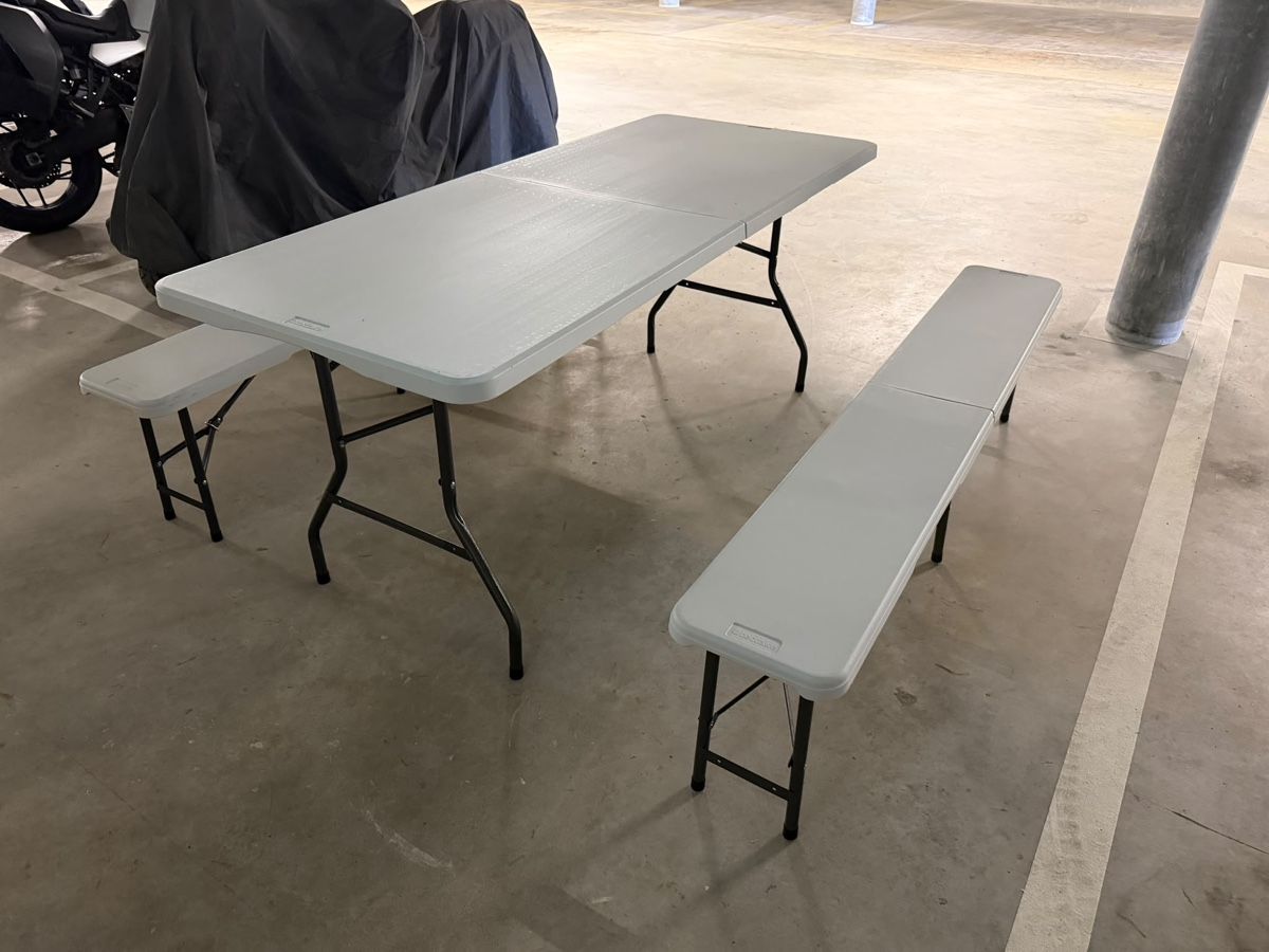 Set de table et chaises: Ensemble table et bancs pliants gris – D'occasion à Yverdon-les-Bains par hal_jq27 1