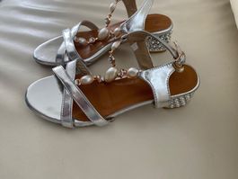 MUST HAVE - stilvoller Sommerschuh mit Perlen, silber, 39