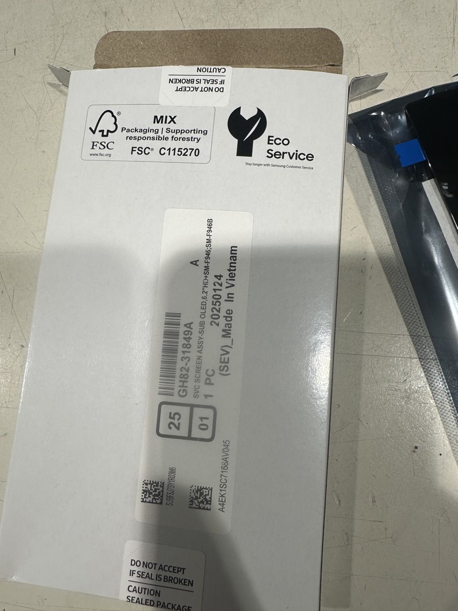 Samsung Telefoni cellulari / Smartphones: Original Samsung Galaxy Z Fold 5 Aussendisplay – Nuovo e nell'imballaggio originale da Bern venduto da Picatcho