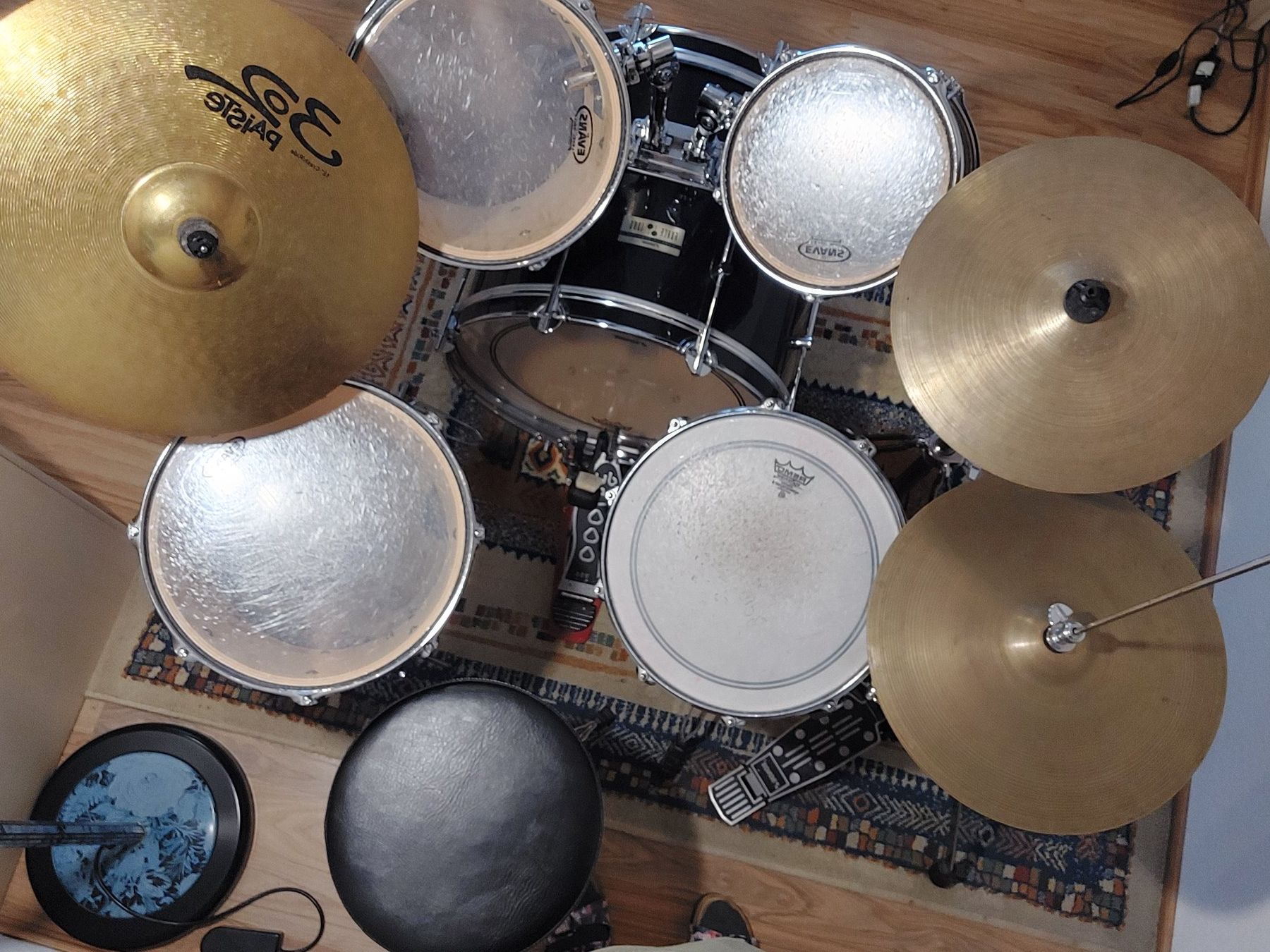 Instruments de musique: Schlagzeug Set Schwarz inkl. Hocker und Becken – D'occasion à Müswangen par Trumpf98 1