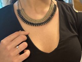 Collier doré avec bande en velour