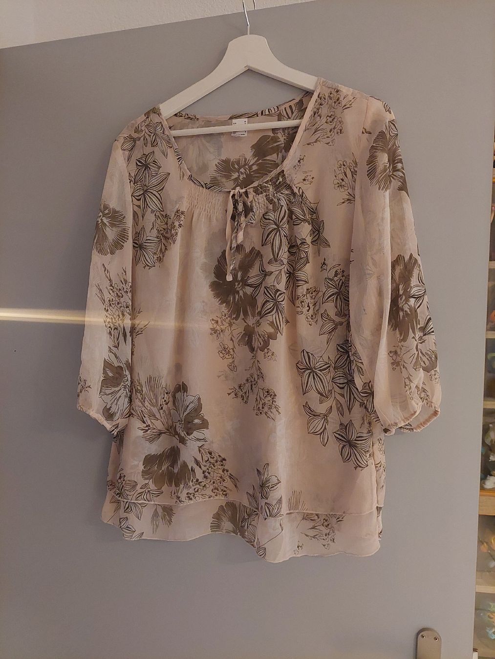 Blusen: Damen Bluse beige mit Blumenmuster Grösse 40  – Gebraucht aus Sissach von zwwerg