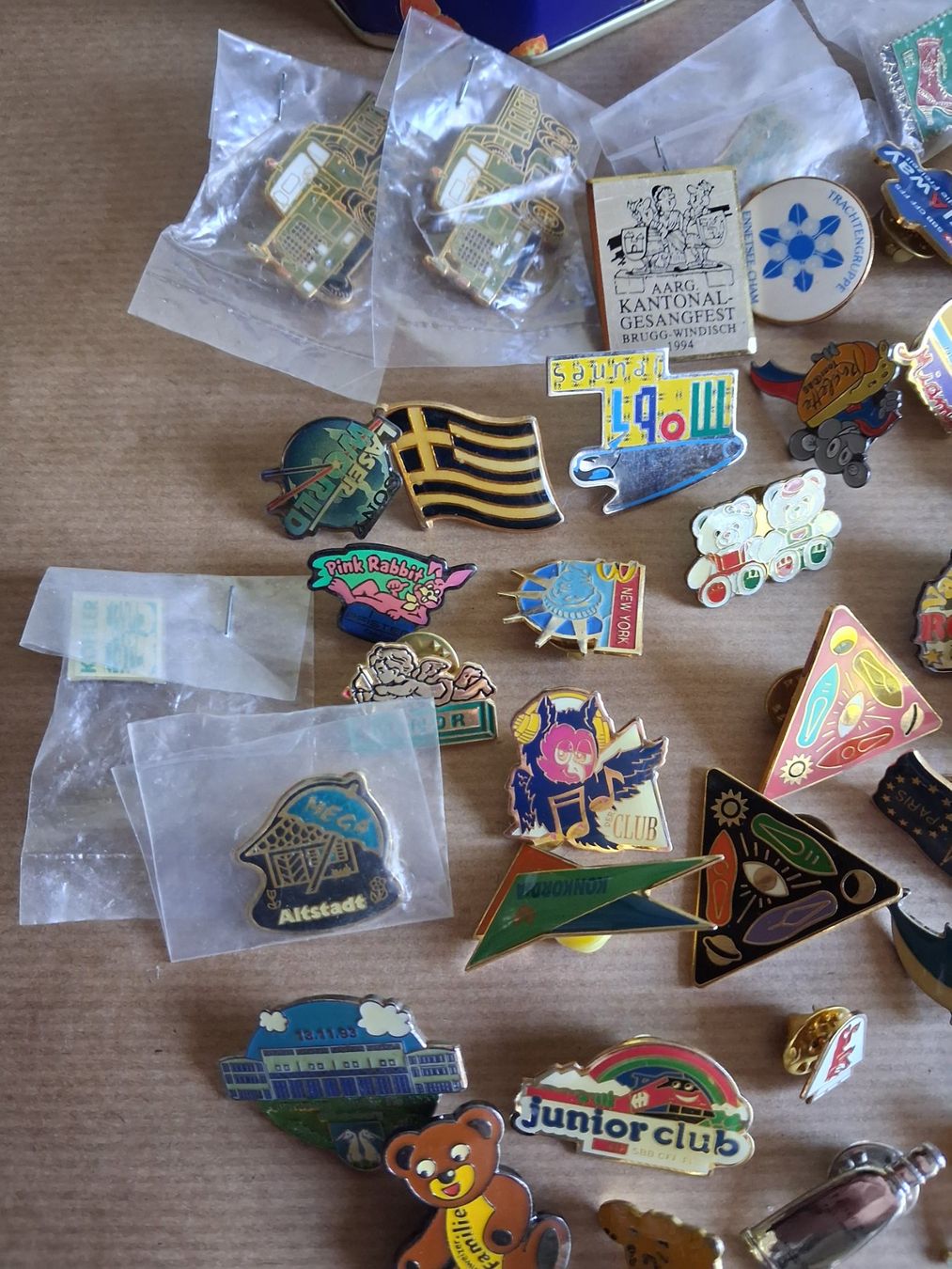 Placchette & Badge: c/ 100+ Pins mit Verschluss. Gemäss Bildern – Usato da Hagendorn venduto da siwasi3 2