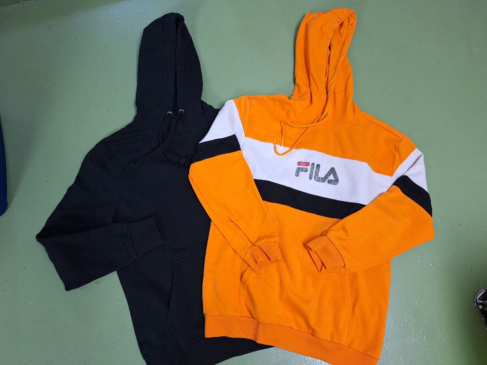 Maglioni & Felpe: 2 Hoodies – Usato da Niederglatt ZH venduto da Bobsli