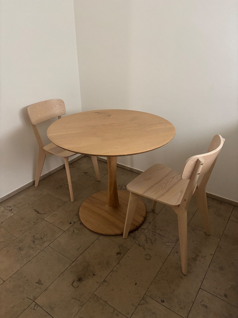 Set di tavolo e panche: Premium wooden table + 2 chairs – Usato da Zürich venduto da gia_qzh8