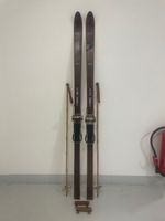 Ski (H 6), alte Holzski mit Holzklammern u. Stöcken