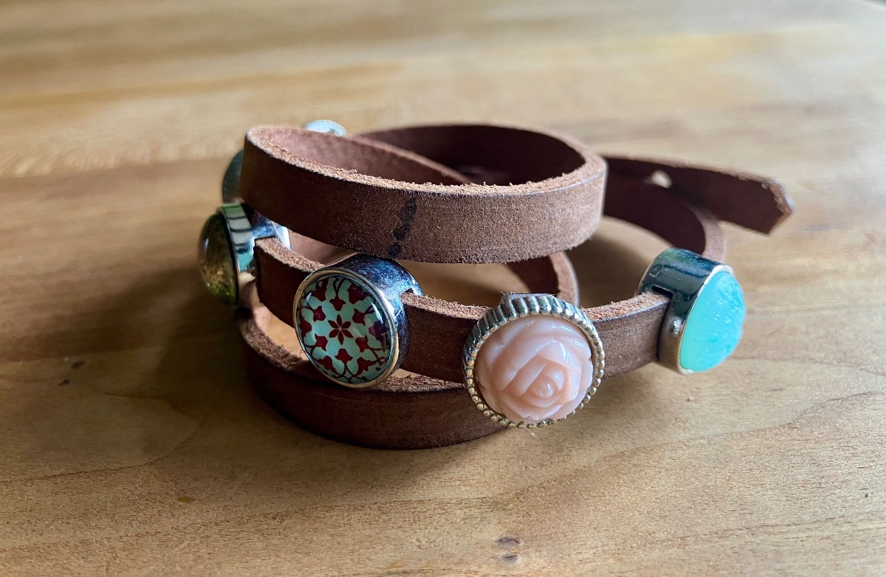 Bracciali & Braccialetti: Lederarmband mit farbigen Steinen – Usato da Lindau venduto da Hopes11