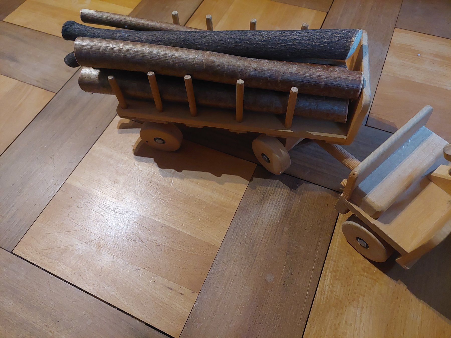 Spielzeuge: Holztransporter / LKW Baumstämme – Gebraucht aus Beckenried von Havacola 6