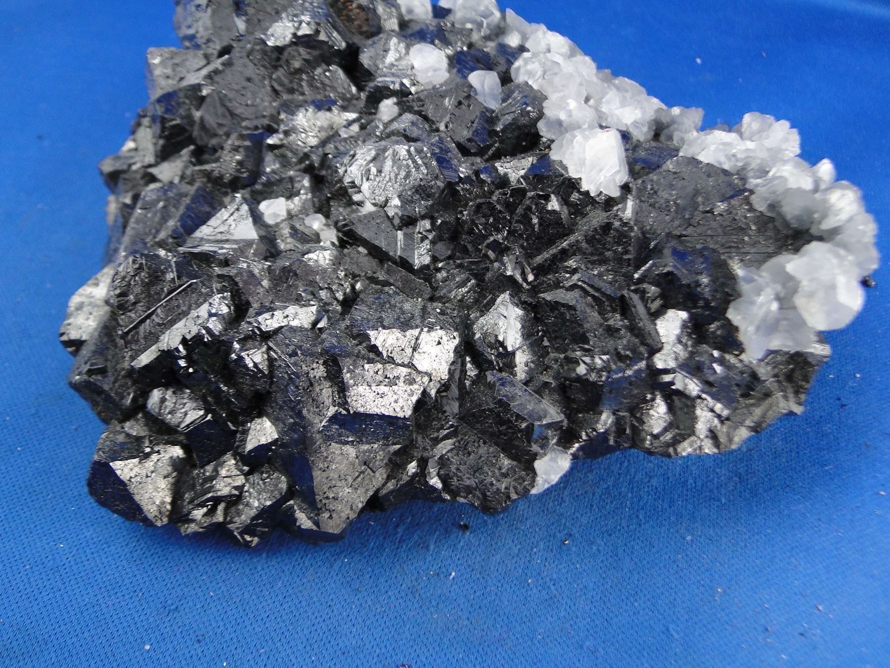 Minerali & Pietre curative: Sphalerit mit Calcit (UV-Pink) – Usato da Schinznach Bad venduto da Demerald 1