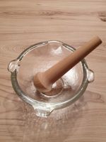 Glas-Mörser mit Holz-Stössel (Glasi Hergiswil)