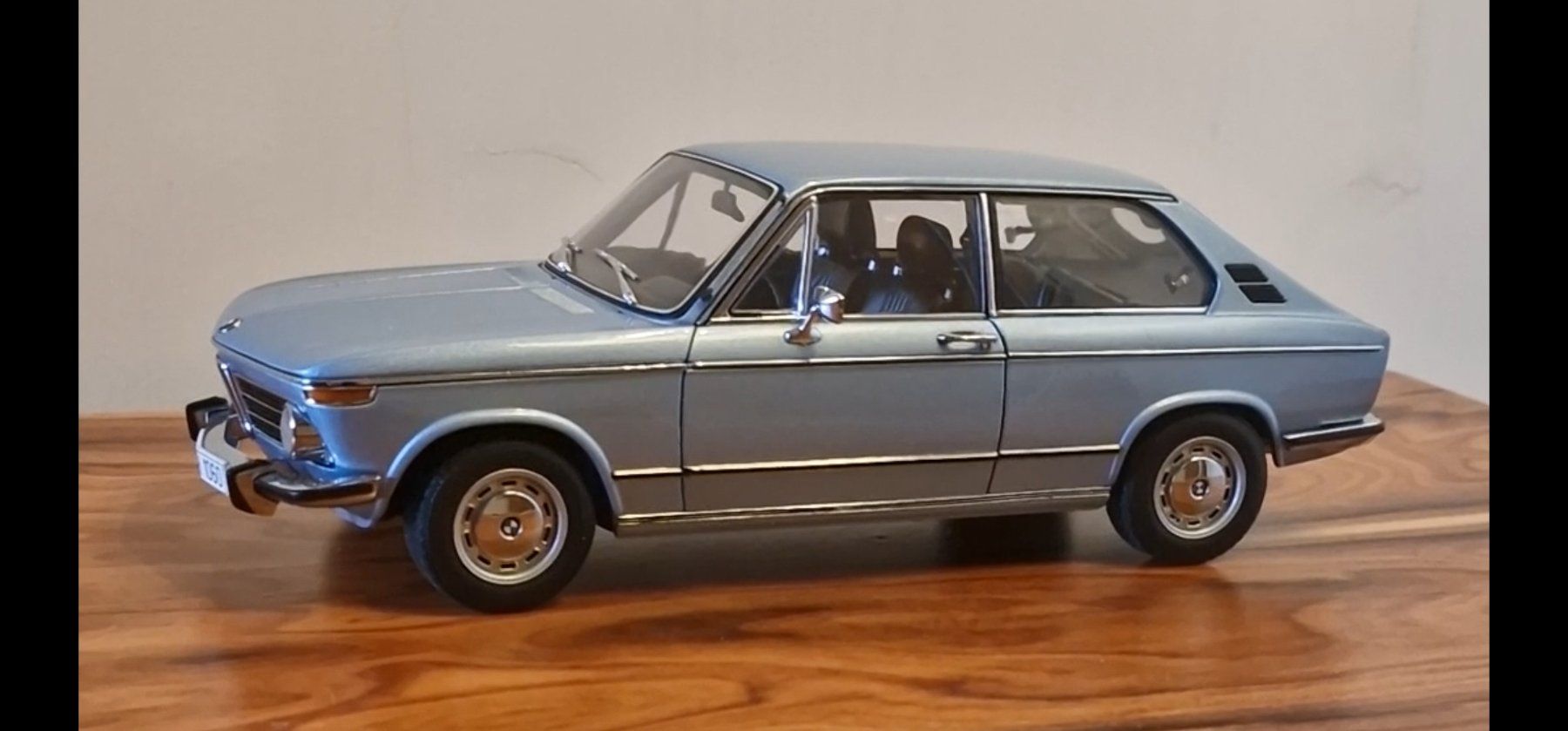 Autoart Modellini d'auto: Autoart 1:18 BMW 2000 Touring hellblau metallic – Usato da Rüti b. Büren venduto da tempo50
