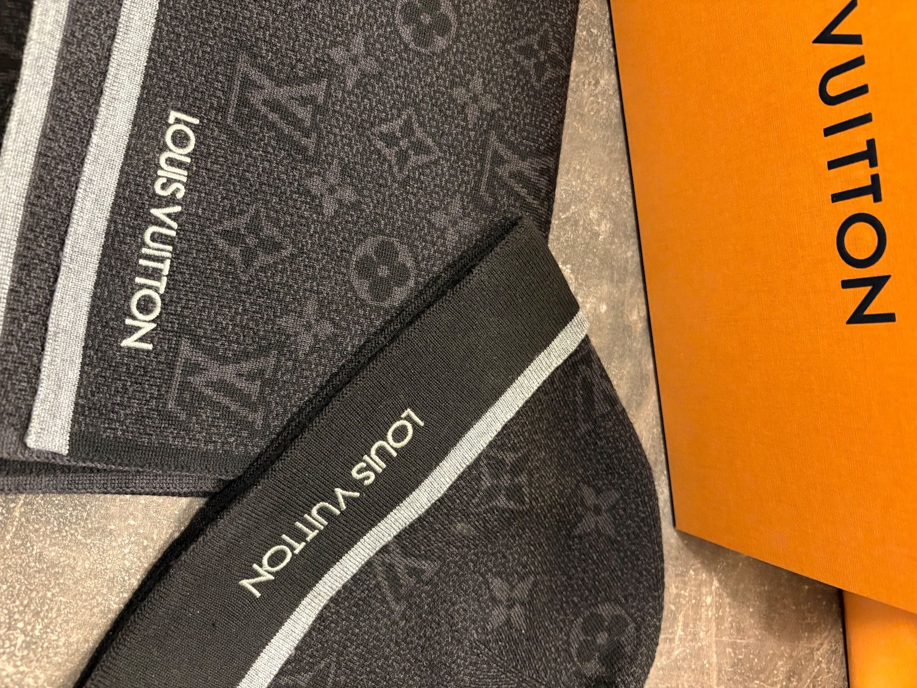 Louis Vuitton Foulard & Sciarpe: BONNET & ECHARPE LOUIS VUITTON – Usato da Châtel-St-Denis venduto da Jason_dia 1