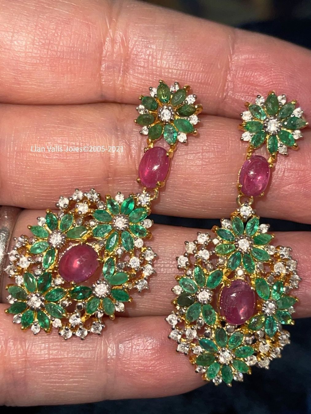 Llan Valls Joies Orecchini pendenti & Orecchini a lobo: Tradition Hindu Real Emerald & Ruby SS925 14k Gold Earrings – Nuovo e nell'imballaggio originale da Birsfelden venduto da Brut 2