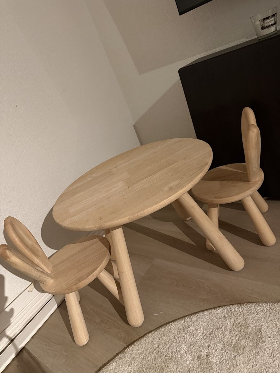 Set di tavolo e panche: Kinder Tisch mit zwei Stühlen – Usato da Niederhasli venduto da des_f82m