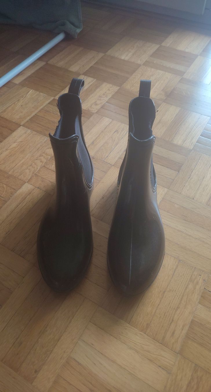 Damenschuhe: Schwarze Gummistiefel Gr 37 – Neu (gemäss Beschreibung) aus Waltenschwil von Bodensee84 1