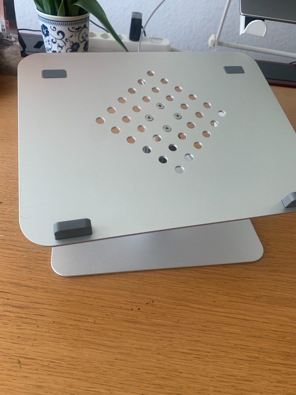 Racks & Cavalletti: Ergonomischer Laptop-Ständer – Usato da Affoltern am Albis venduto da den_8qgw