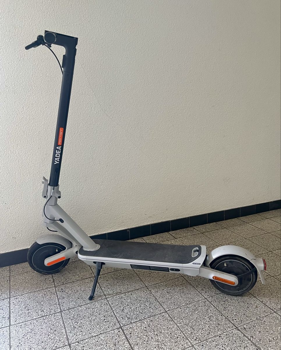 Yadea Scooter: YADEA Artist E-Scooter 20 km/h – Usato da Oberwil b. Zug venduto da Sim_ZG