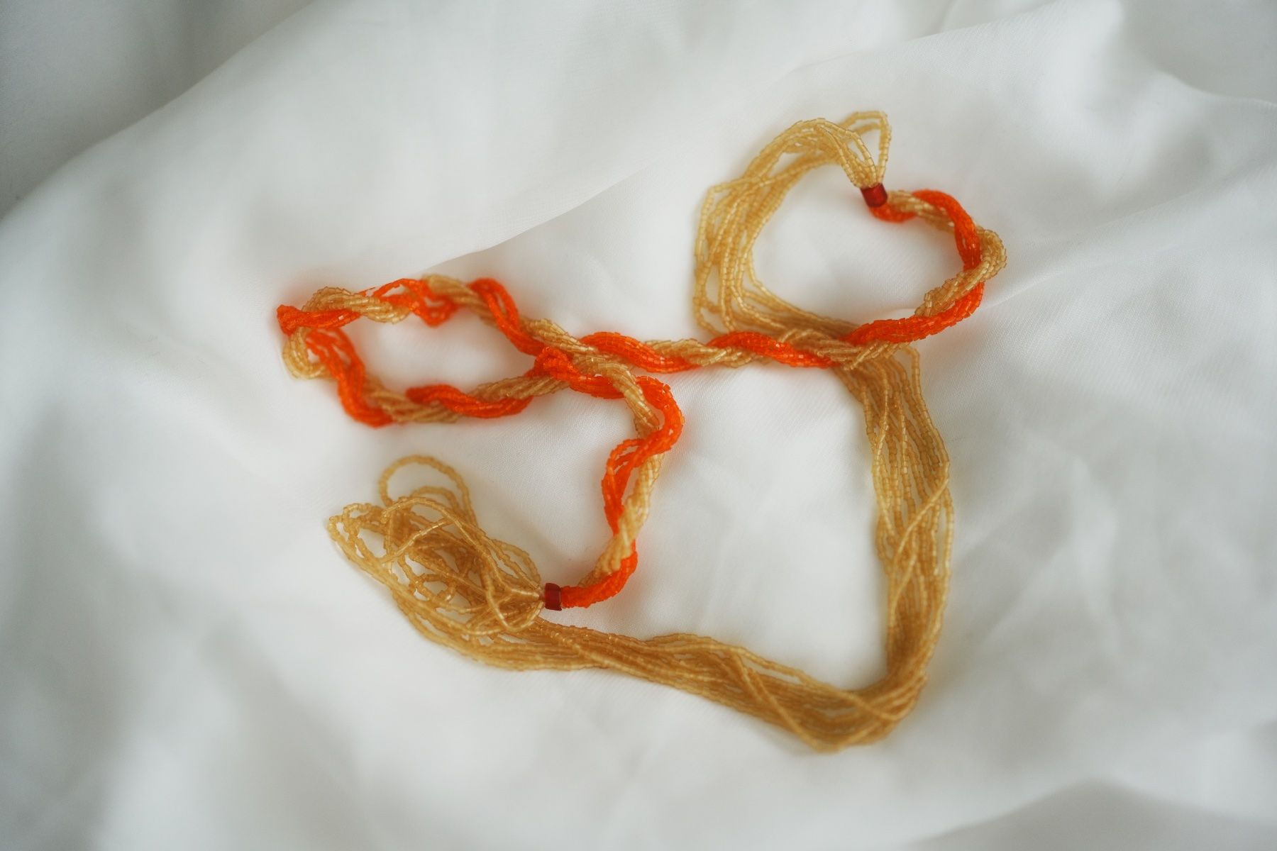 Catenine: Lange Perlenkette, Rocailles, orange-gold, Fransen, Boho-Eth – Usato da Volketswil venduto da HeredisAntiques 1