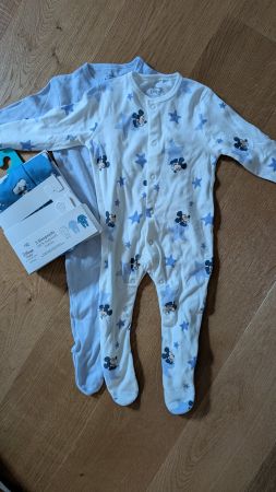 Baby Kleidung/ sleepsuits neu!