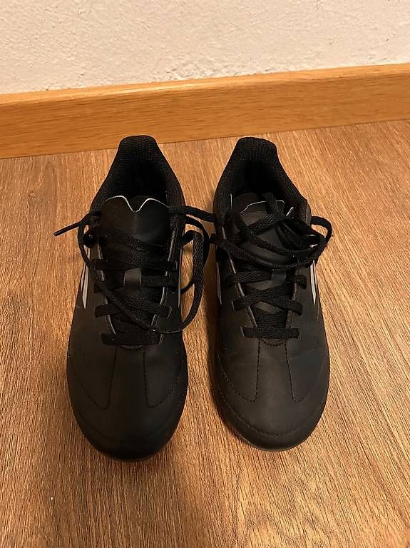 Adidas Schuhe für Jungen: Fussballschuhe Adidas Gr.33 – Gebraucht aus Zürich von Mark.2021 1