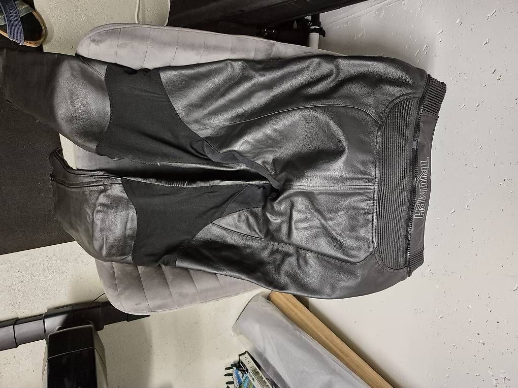 Pantalons: Motorradhose Triumph Leder – D'occasion à Mägenwil par InEcoTec 1