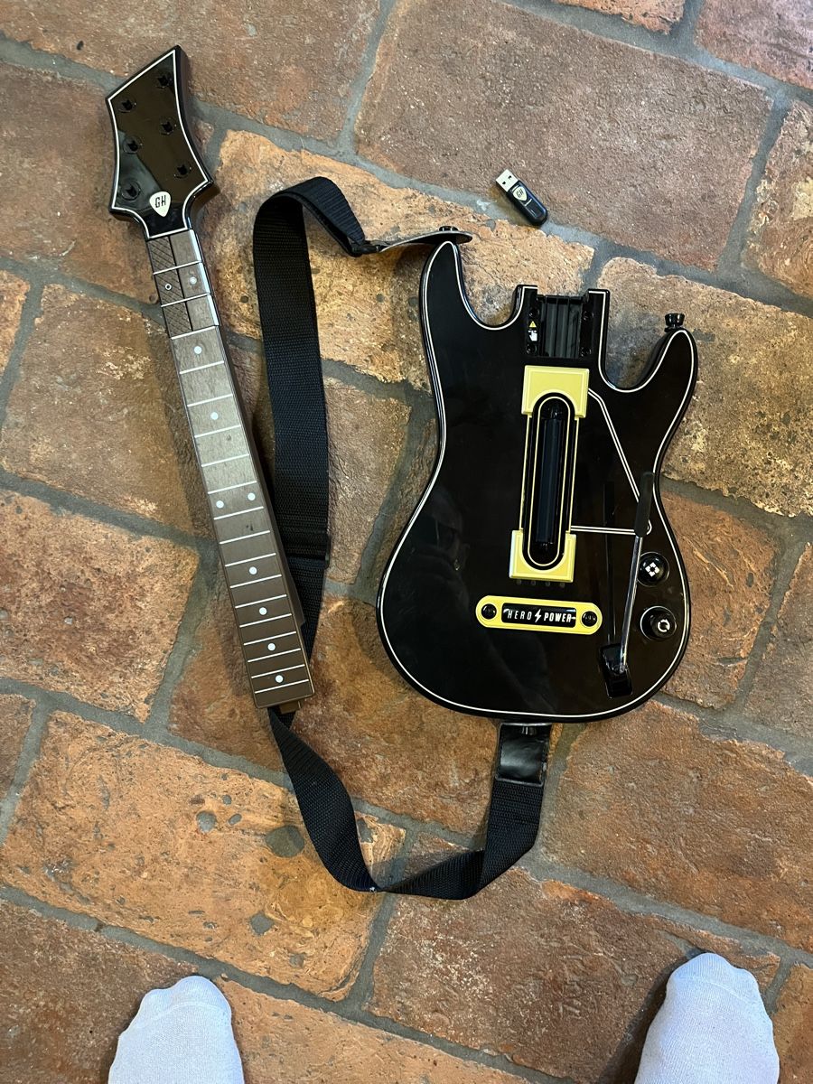 Microsoft Console: Xbox One + 19 giochi e chitarra – Usato da Arzo venduto da Jim_Boe13 5